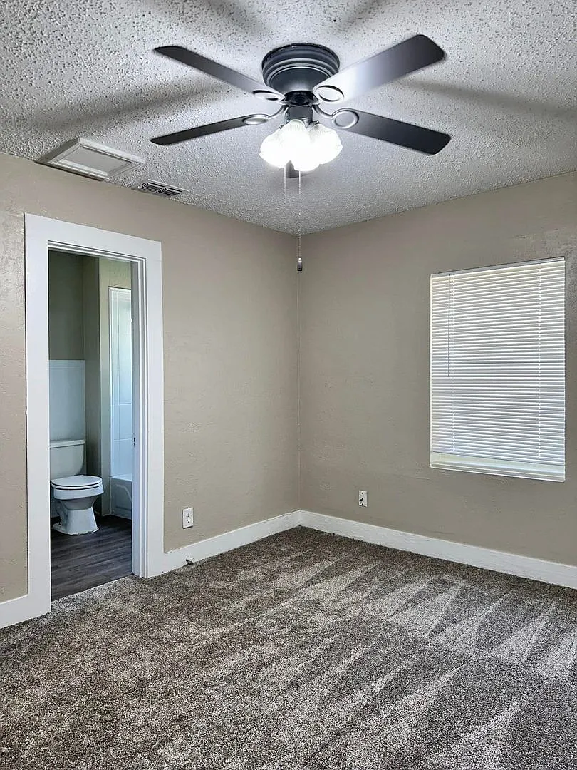 Cozy 2 Bedroom 2 Bath in Brook Village — Photo 3