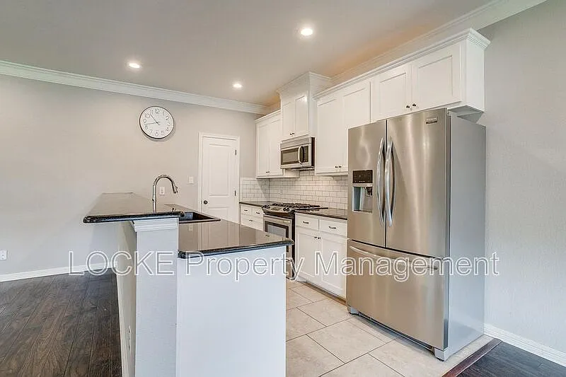 3 bed, 2.0 bath, 1560 sqft, $2,295 — Photo 3