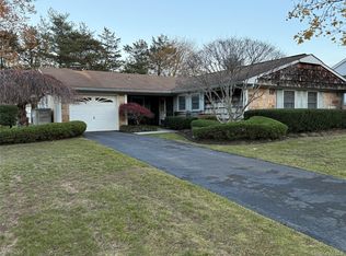 28 Hargrove Dr, Stony Brook, NY 11790
