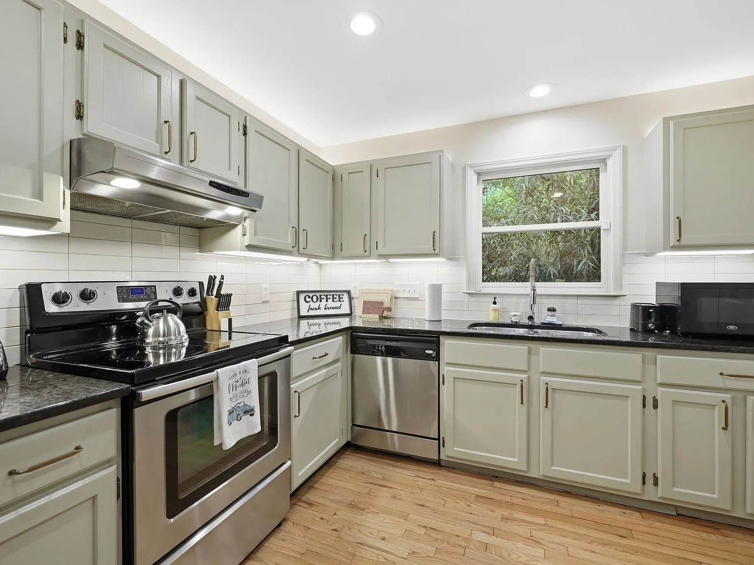 3 bed, 1300 sqft, $2,650 — Photo 3