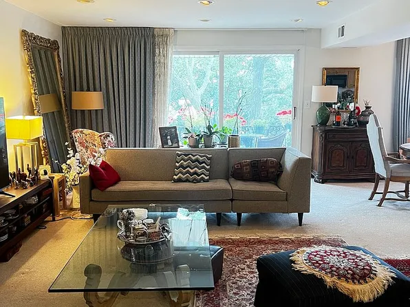 7901 Park Ave APT 303, Skokie, IL 60077