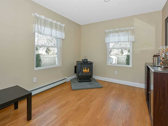 4th image of 63 Lynbrook Dr
