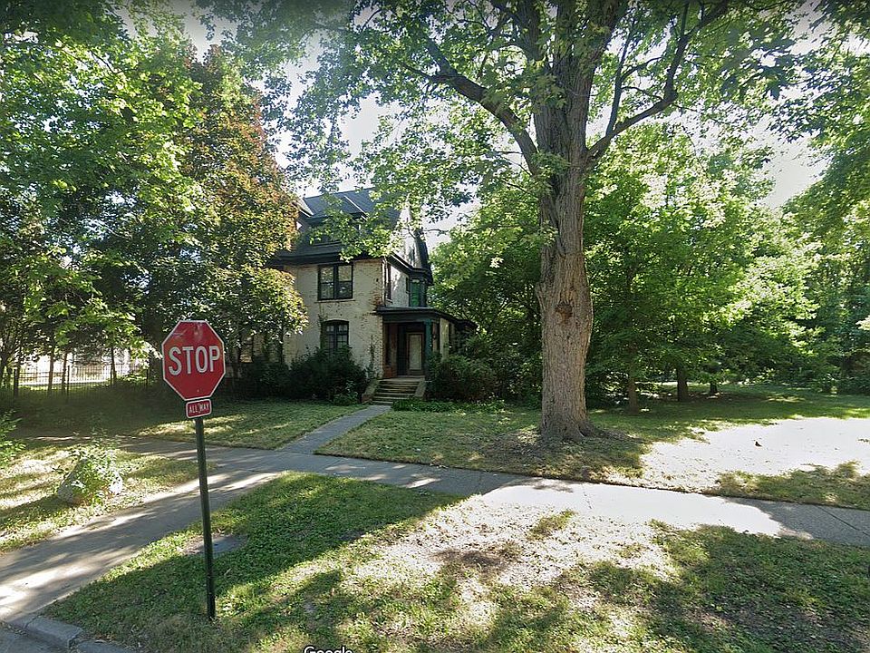2nd image of 874 Iroquois St