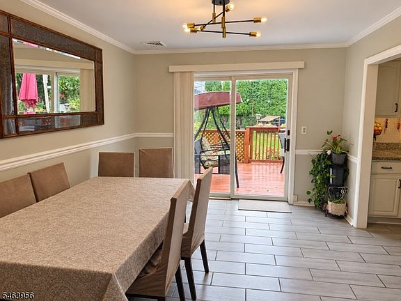 4th image of 527 Valentine St