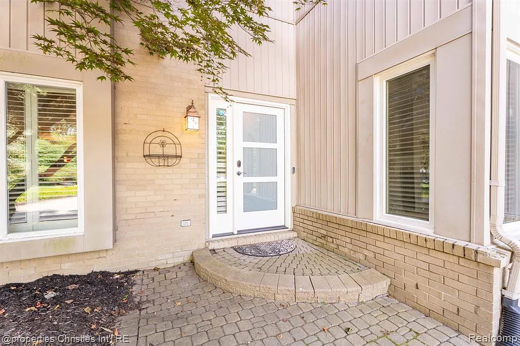3 bed, 2.5 bath, 2625 sqft, $4,200 — Photo 3