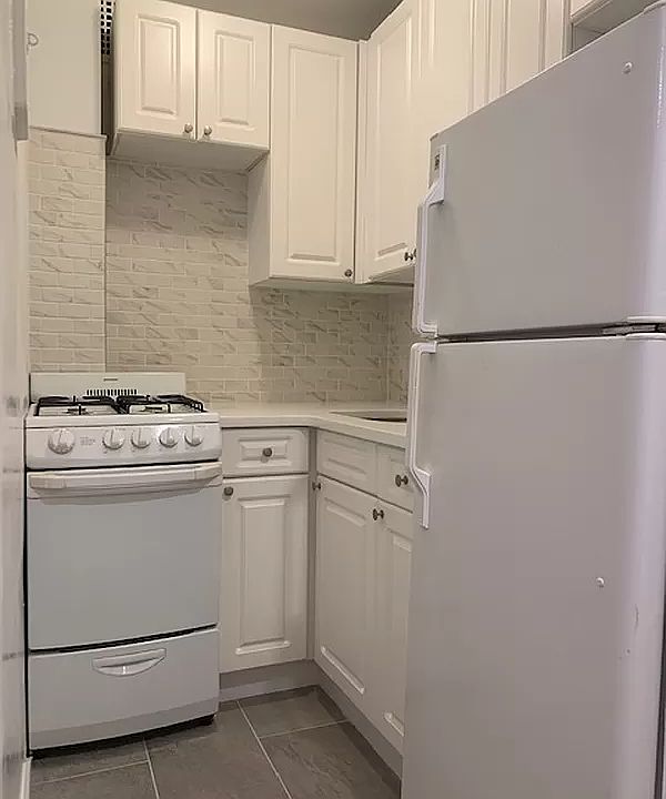 2nd image of 222 E 75th St APT Le