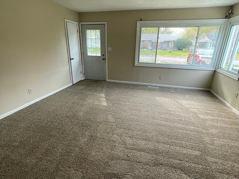 937 Dingledine Ave — Photo 3
