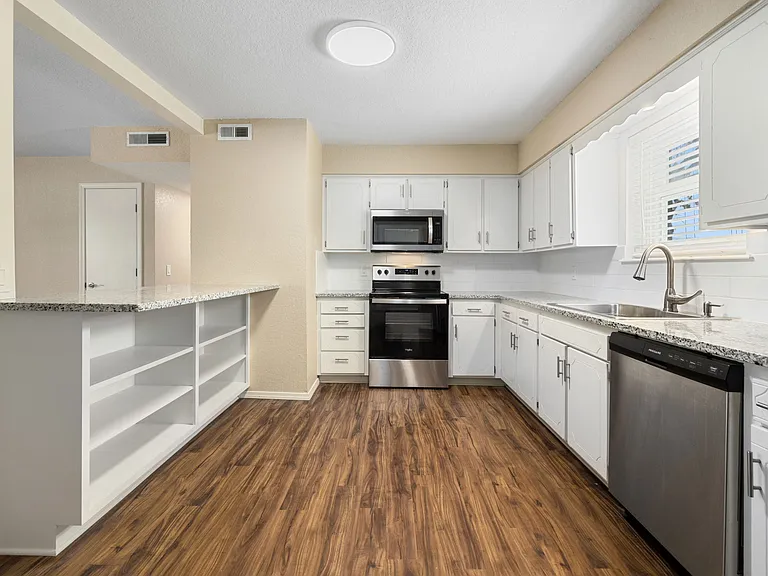 304 SE B St — Photo 8