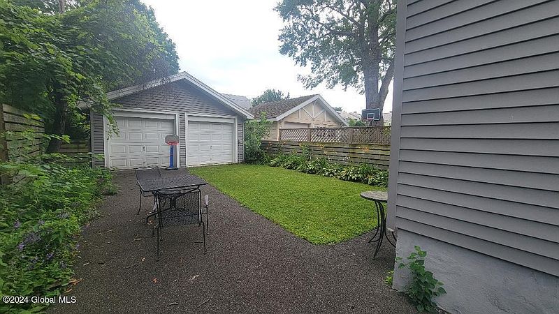 5th image of 2 Forest Avenue