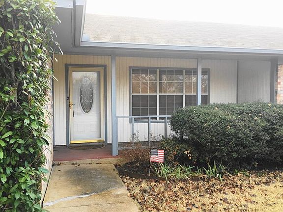 4th image of 403 Chimney Hill Cir
