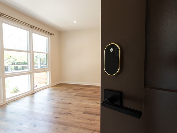 2nd image of 1319 Havenhurst Dr APT 2