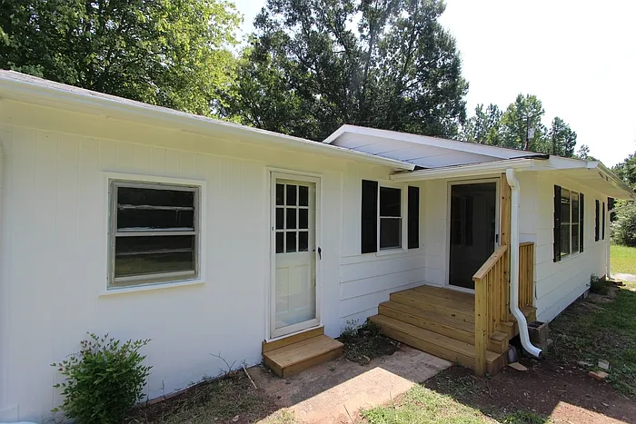 4 bed, 1.0 bath, 1132 sqft, $1,950 — Photo 2