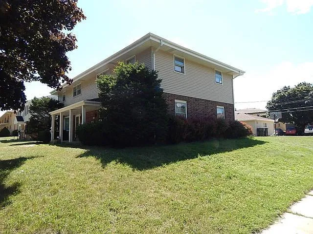 10409 W Grant St — Photo 2
