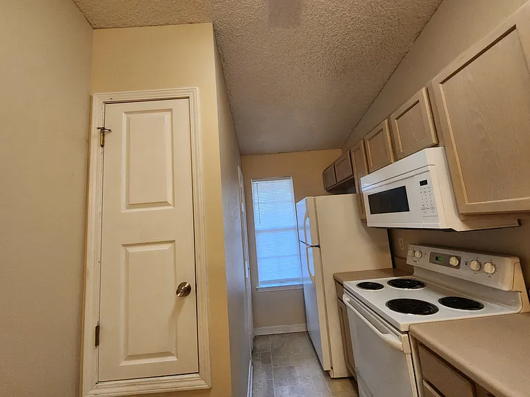 9580 Cobblebrook Dr — Photo 7