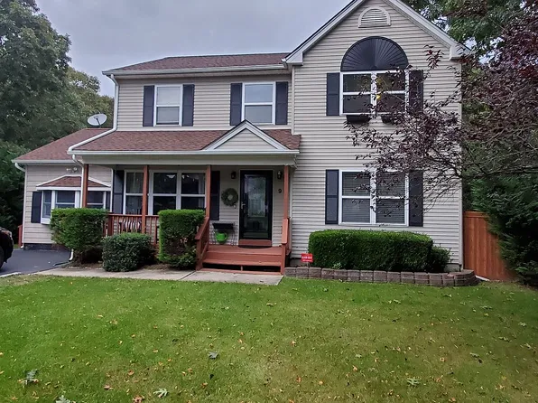 9 Nicole Ln, Coram, NY 11727
