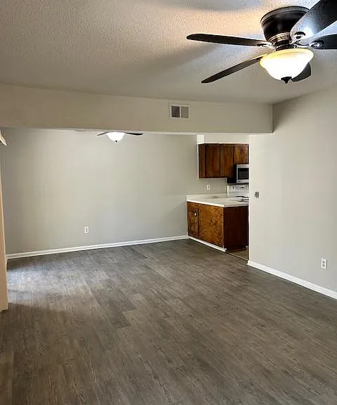 465 Hickory Hill Dr — Photo 1