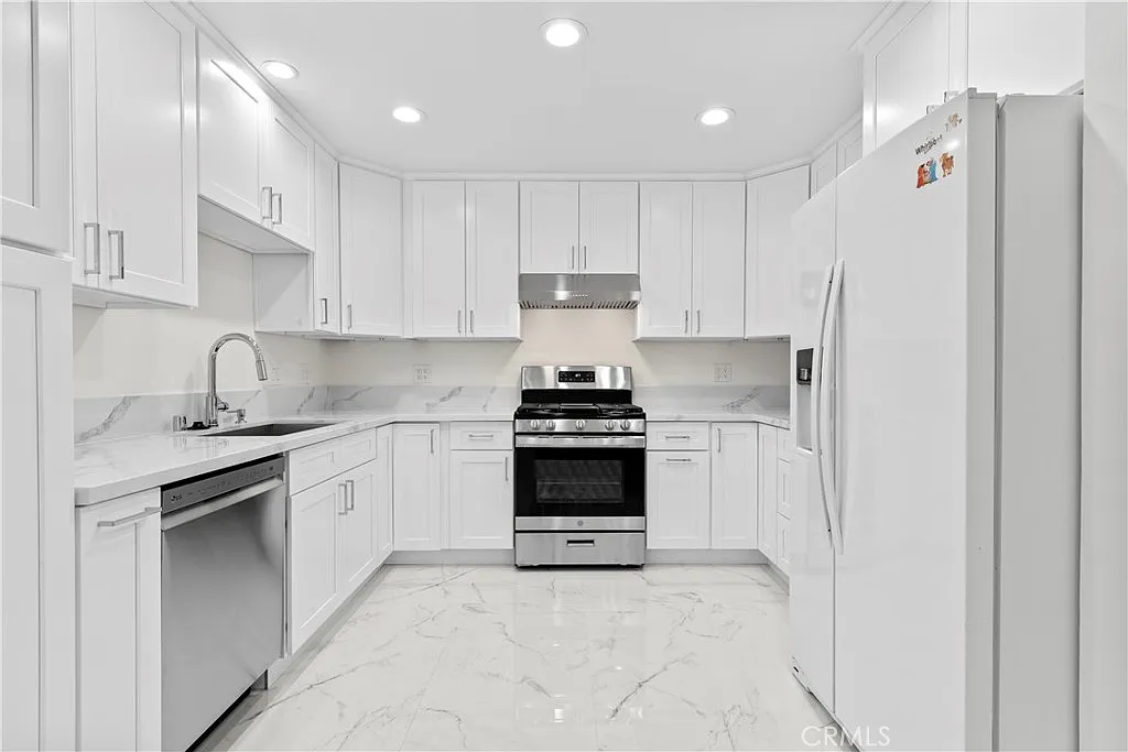 4 bed, 1315 sqft, $4,999 — Photo 4