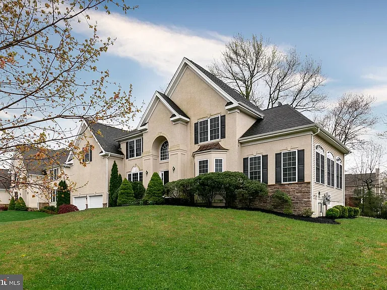 16 Foxcroft Way — Photo 2