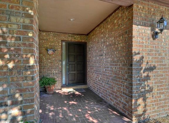 2nd image of 1905 Lake Platt Ln