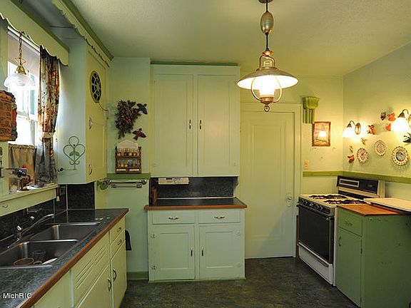 5th image of 735 Burton St SE