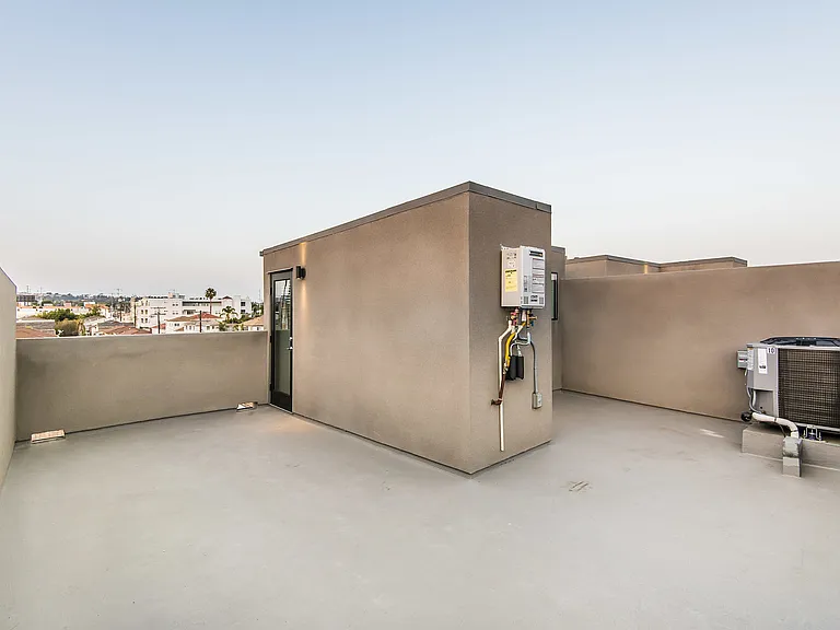 7036 La Tijera Blvd — Photo 18