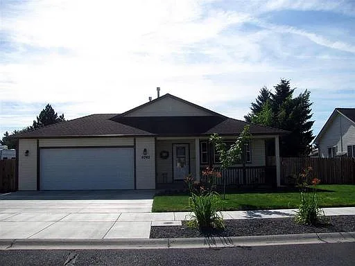 5065 Regency Dr photo 1