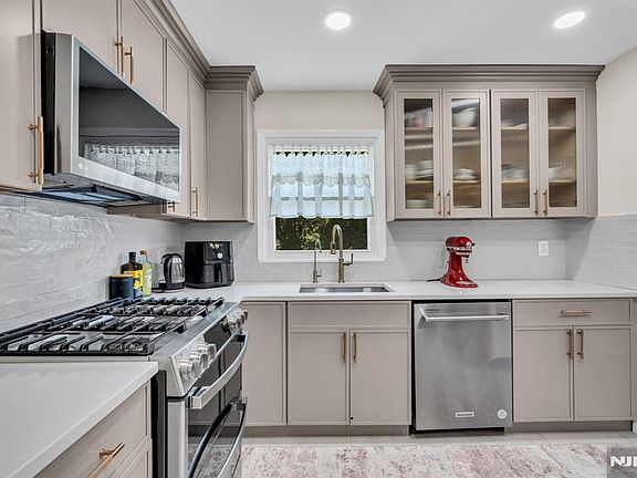 2nd image of 33 Oak Ave