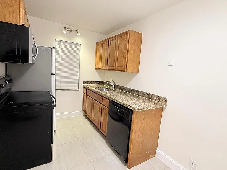 607 NE 29th Dr #17 — Photo 3