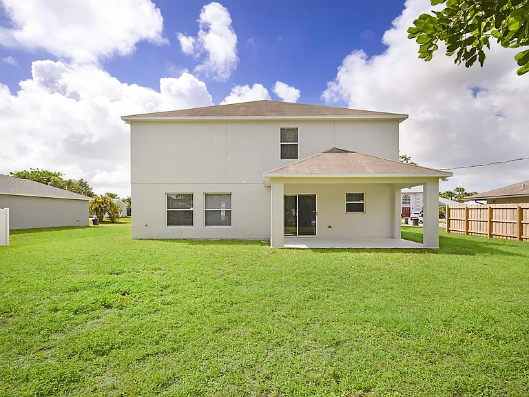 617 SE Karrigan Ter — Photo 41