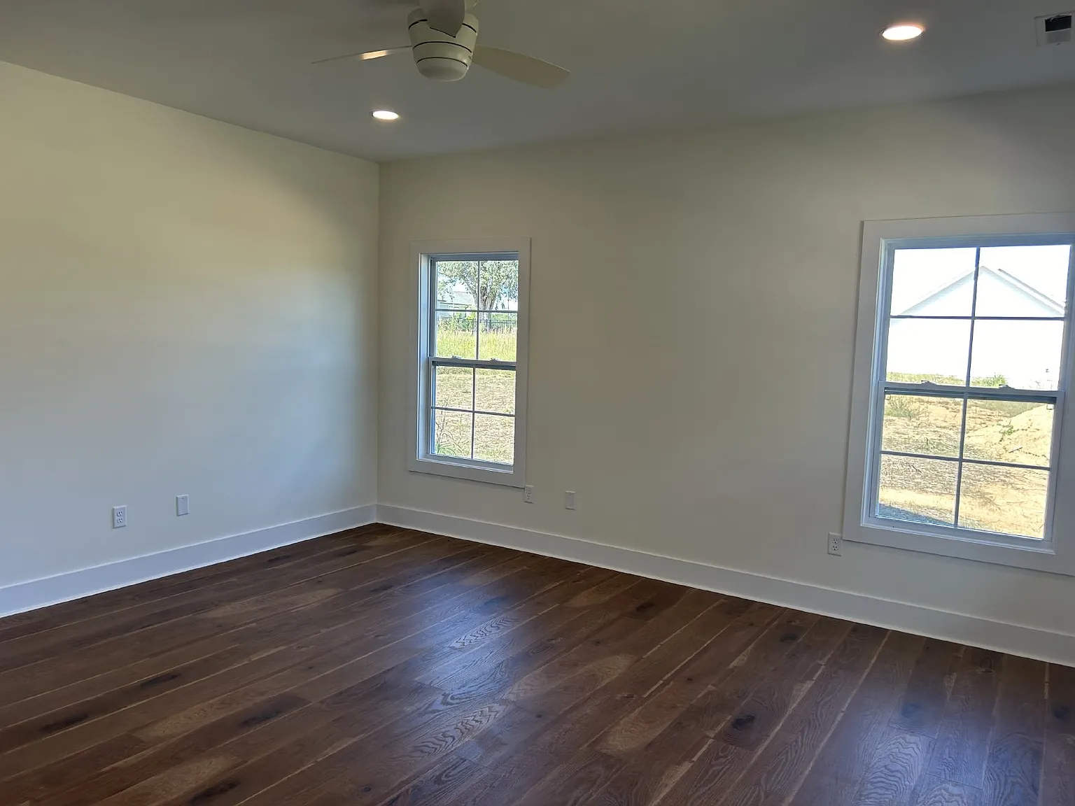 3 bed, 2.0 bath, 1400 sqft, $2,100 — Photo 2