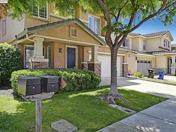 3rd image of 110 Toyon Ln