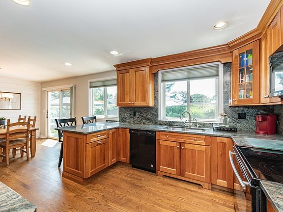 5th image of 135 Sunrise Ave