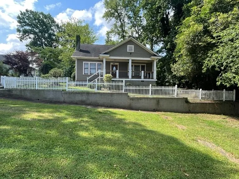 401 Wesley Heights Way — Photo 2