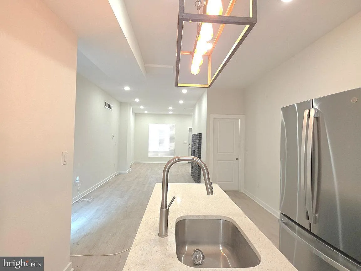 4 bed, 1.5 bath, 1184 sqft, $1,900 — Photo 4
