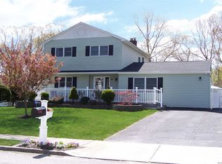 6 Steven Ct, Patchogue, NY 11772