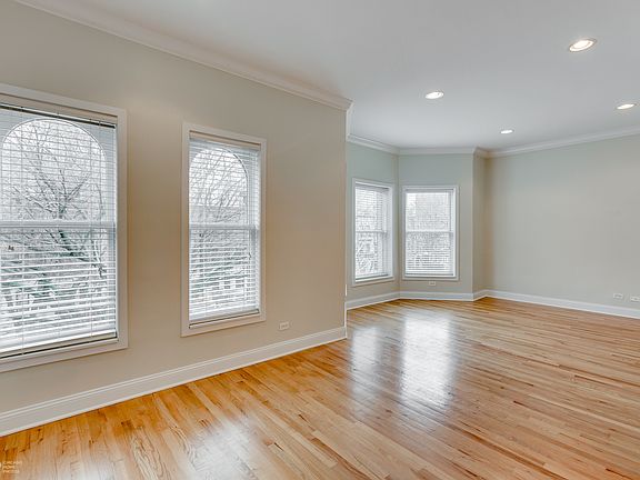 3rd image of 4740 N Kenmore Ave APT 3S