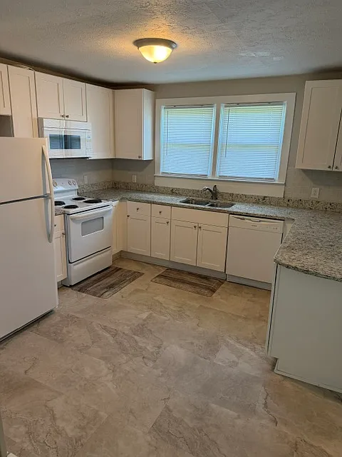 3 bed, 1316 sqft, $1,675 — Photo 2