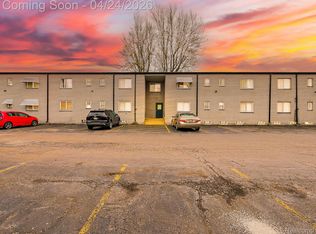 3433 Hillside Dr, Royal Oak, MI 48073
