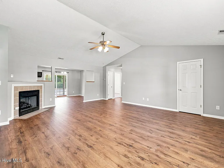 308 Carrie Ct — Photo 5