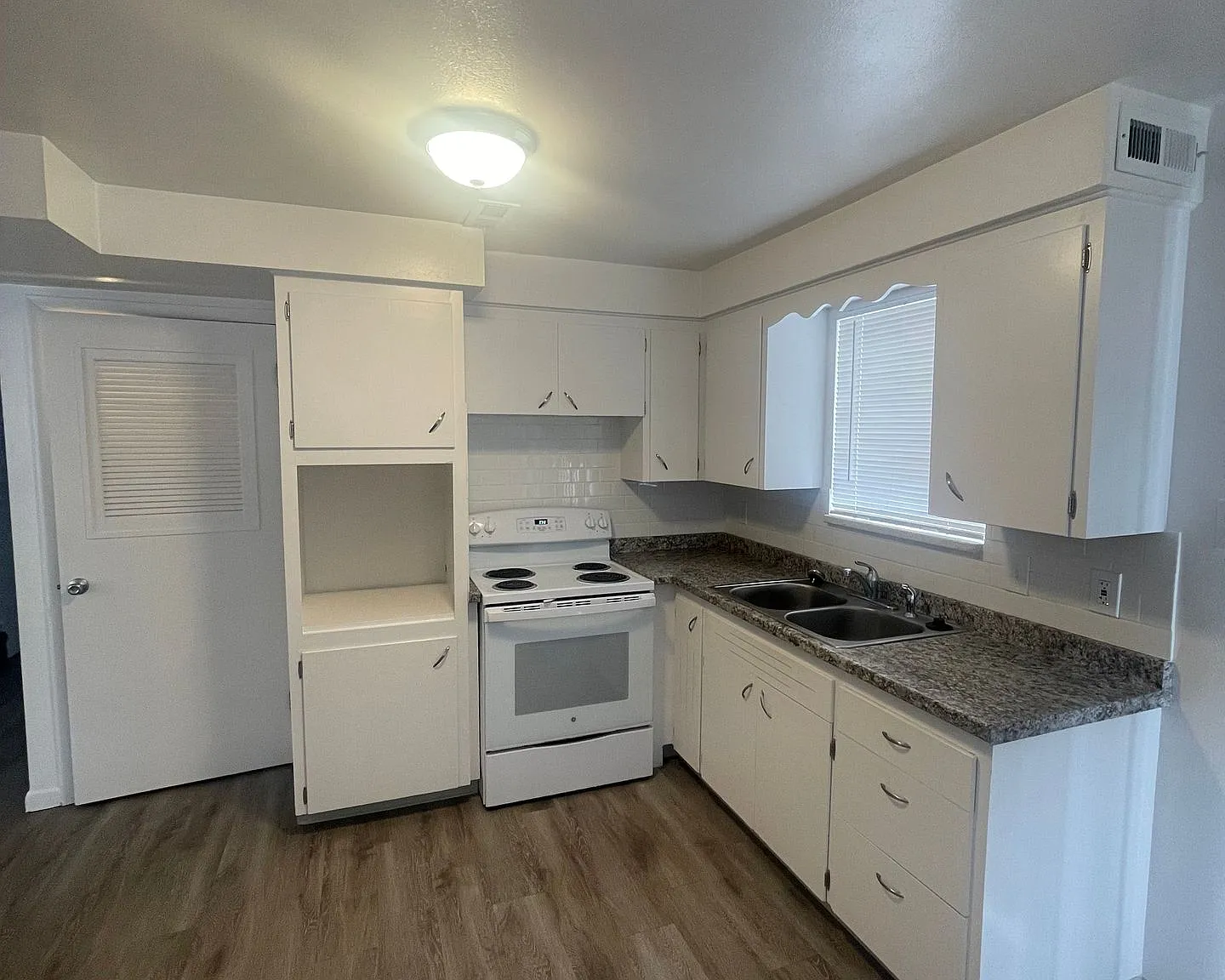 1113 W Arroyo Ave — Photo 3