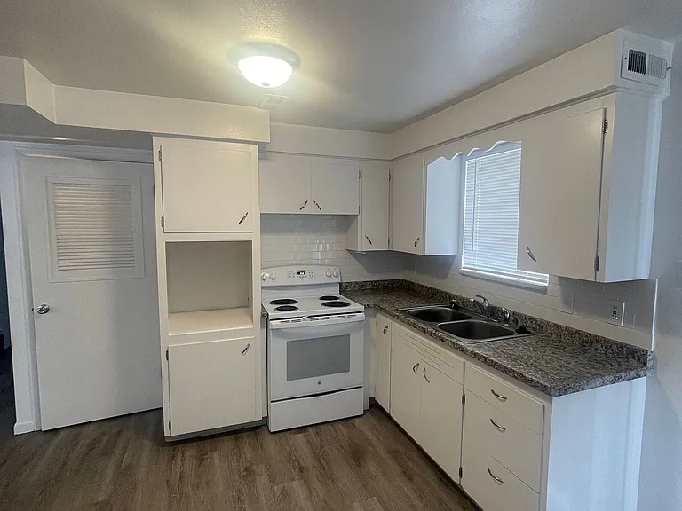 1113 W Arroyo Ave — Photo 3