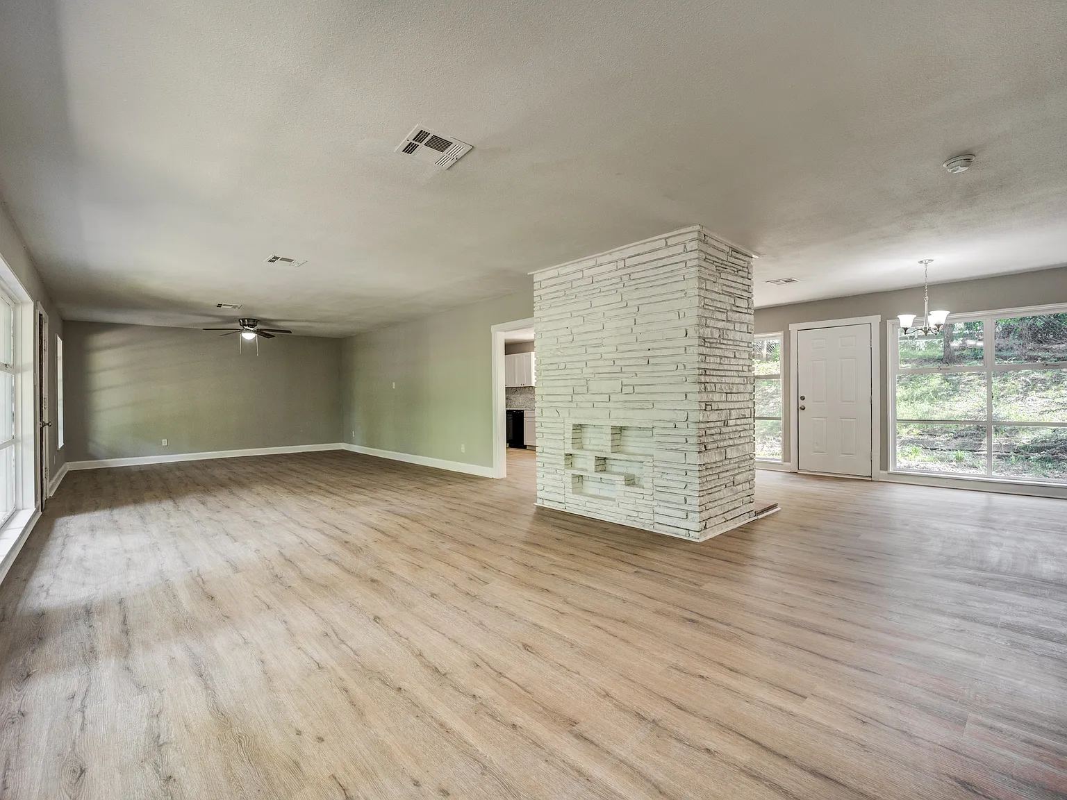 3 bed, 2000 sqft, $1,695 — Photo 2