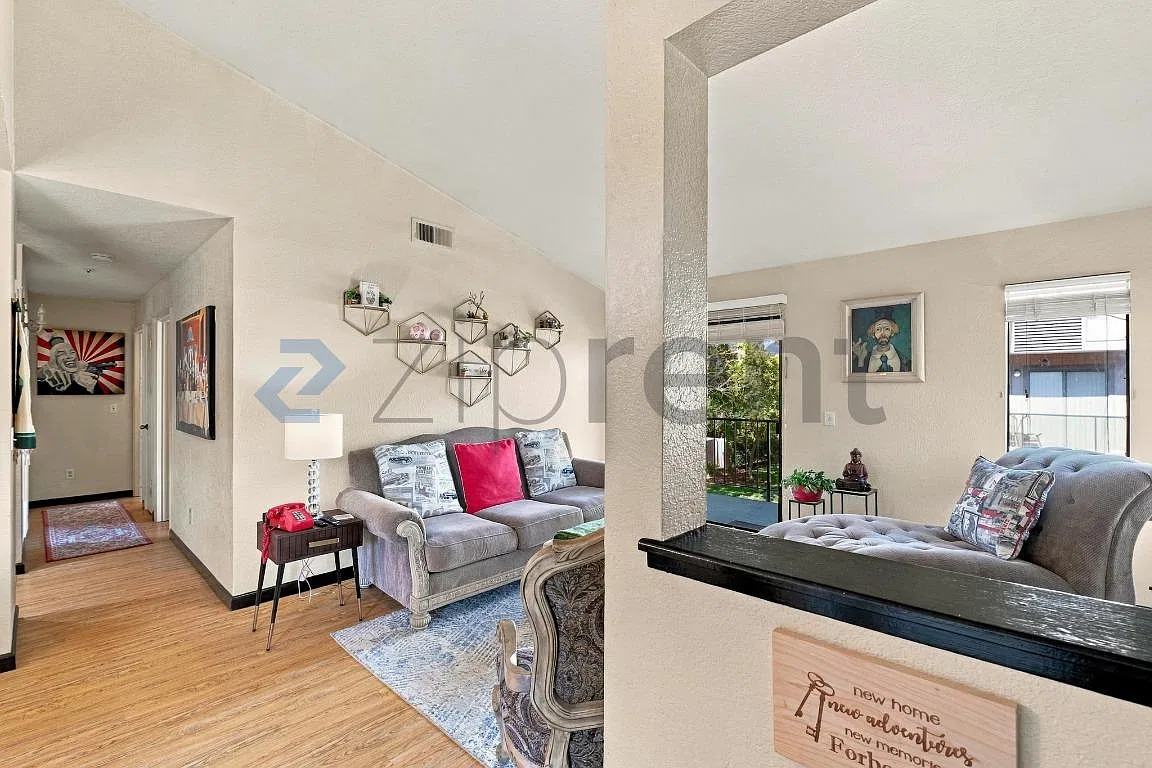 2 bed, 948 sqft, $2,562 — Photo 4