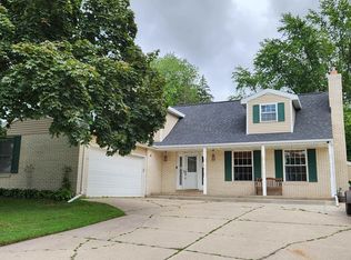 537 Alpine Dr, Green Bay, WI 54302