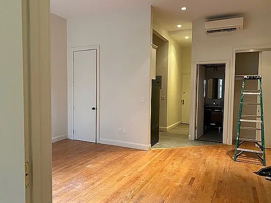 5th image of 330 W 86th St APT 8