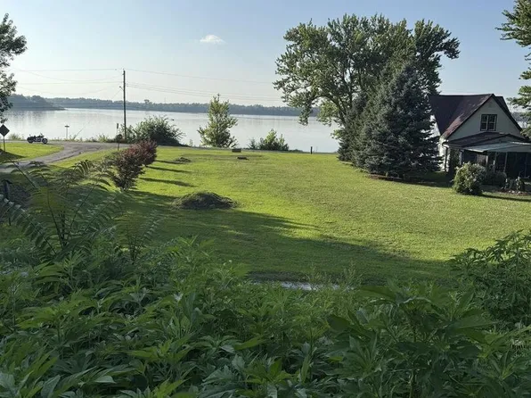 600 E 1st St, Dallas City, IL 62330