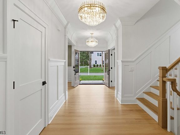4th image of 2 Whitman Dr