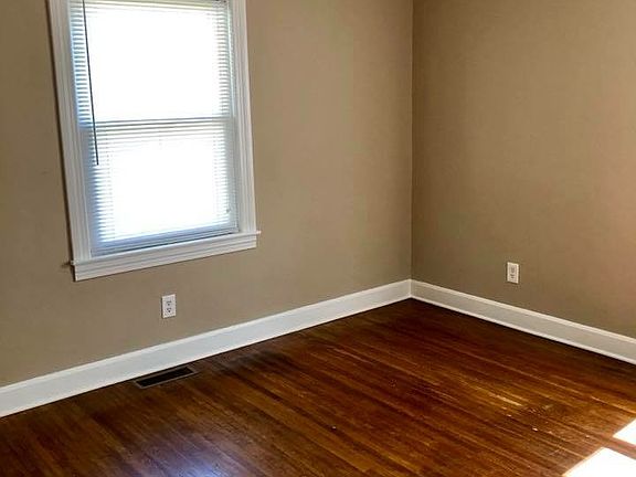 3rd image of 913 Booth Ave