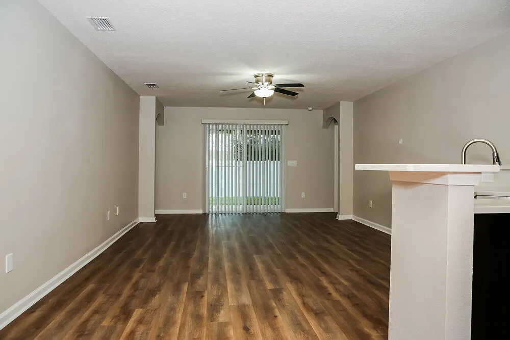 3 bed, 2.0 bath, 1543 sqft, $2,115 — Photo 3