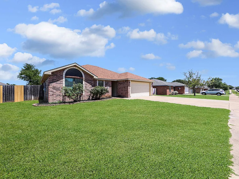 4802 Sapphire Dr — Photo 3